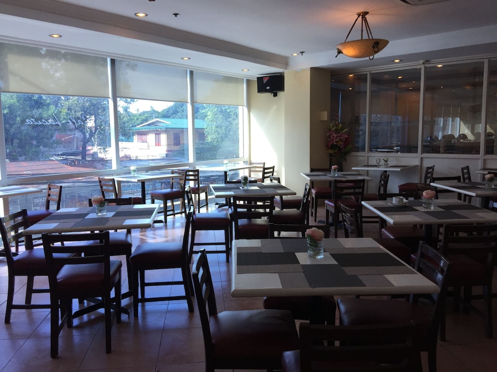 Golden Peak Hotel and Suites powered by Cocotel 52/63
