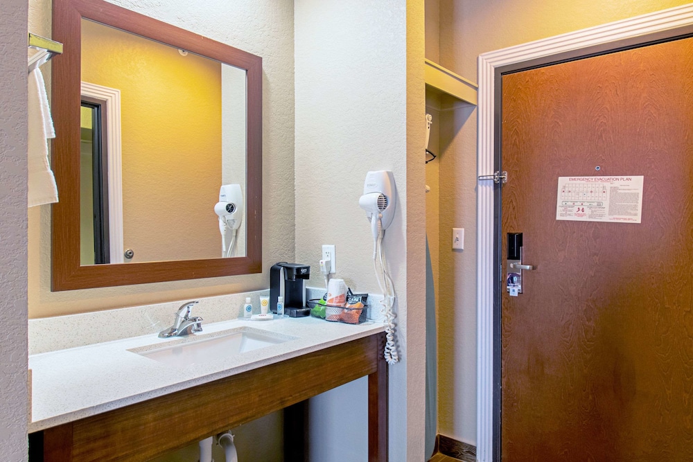 Comfort Inn & Suites Fredericksburg TX 12/30