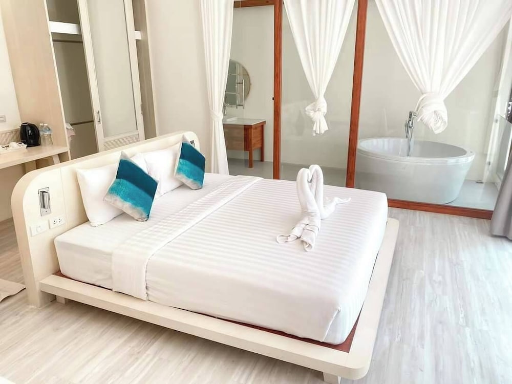 SUPERIOR, SEA VIEW, BATHTUB
