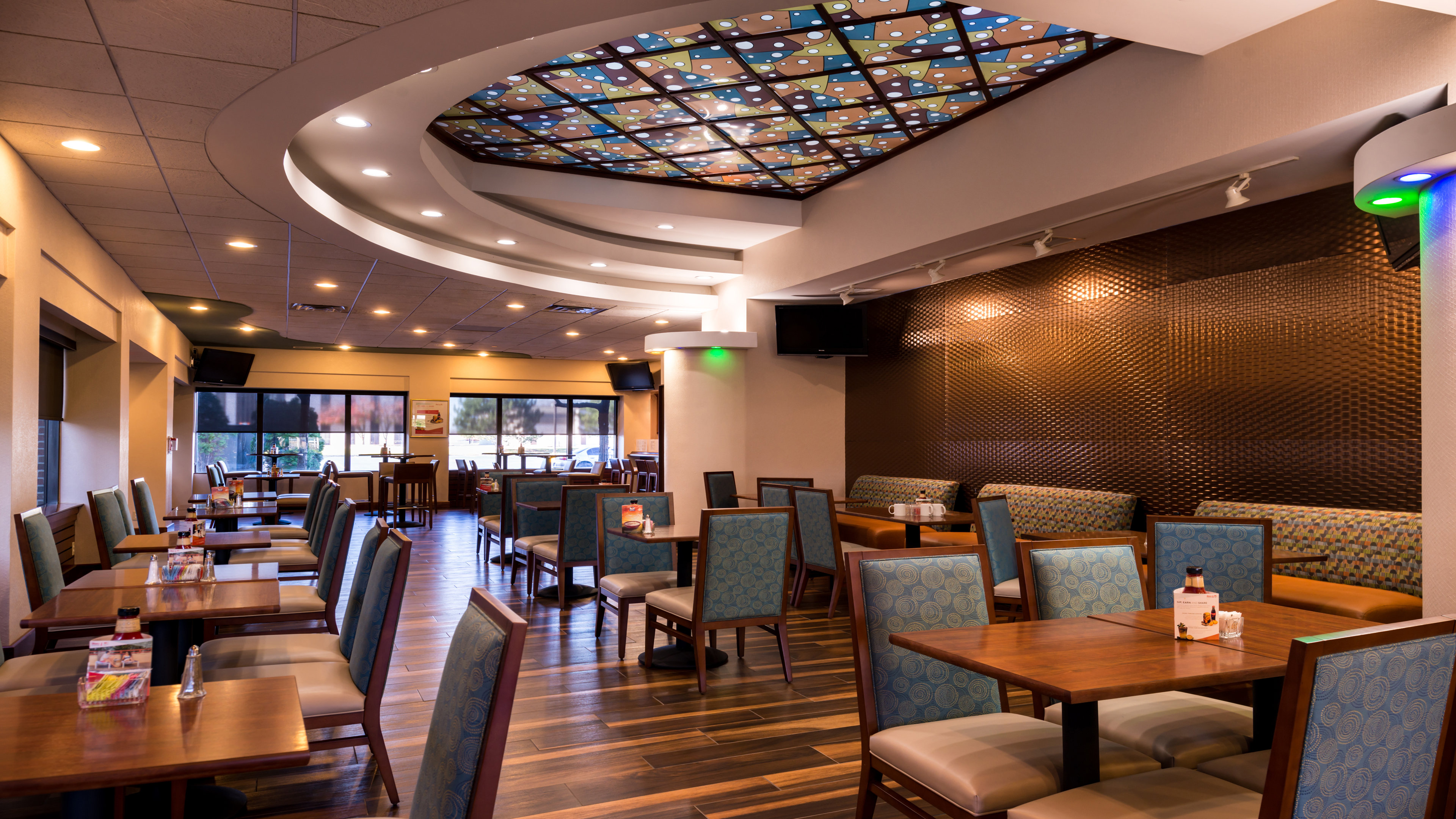 Holiday Inn Hotel Suites Warren 36/53