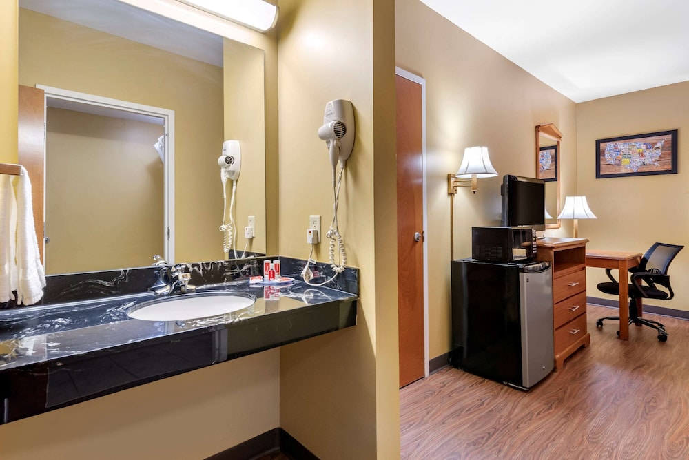 Econo Lodge Louisville Airport 38/40
