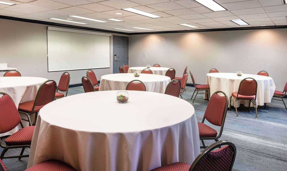 Hyatt House Herndon/Reston 33/50