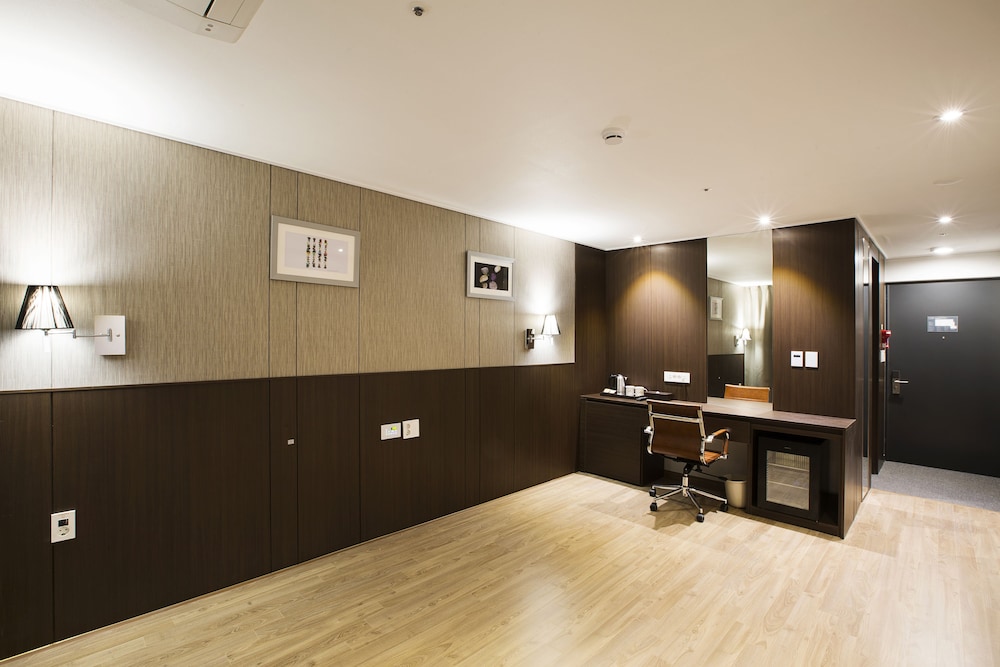 Ramada by Wyndham Jeju City Hall 9/36