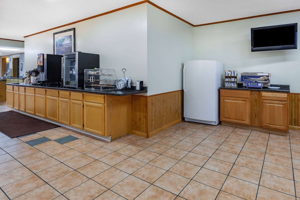 Days Inn Suites By Wyndham St Ignace Lakefront 10/50
