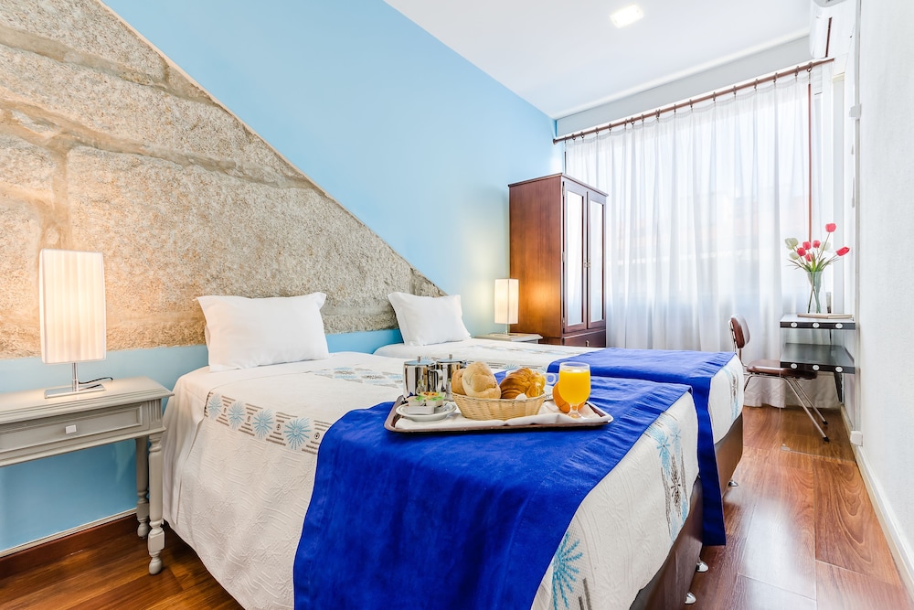 ROOM, DOUBLE OR TWIN BED