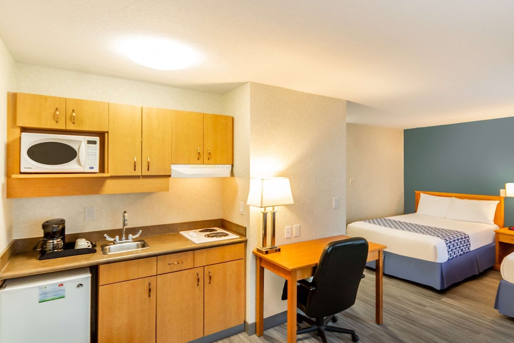 Econo Lodge Inn & Suites Calgary - University 19/32