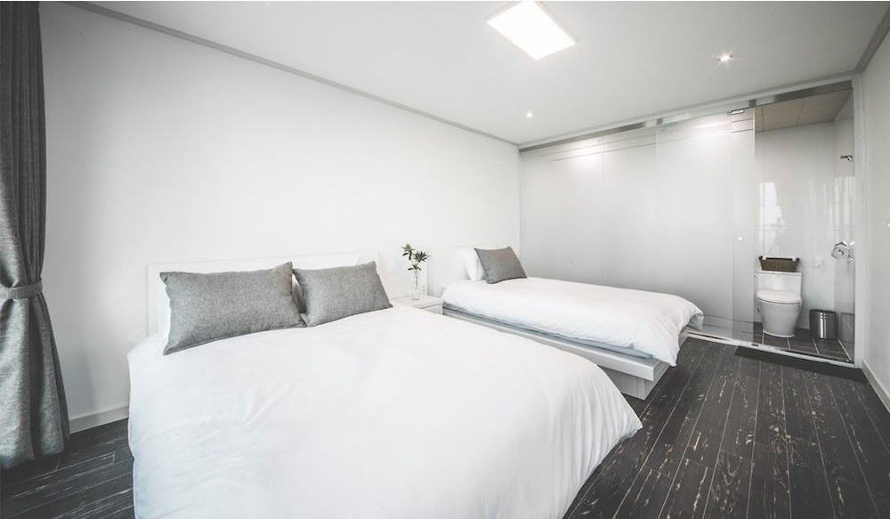 2 Bedrooms, Suite, 1 Double and 2 Futon Beds