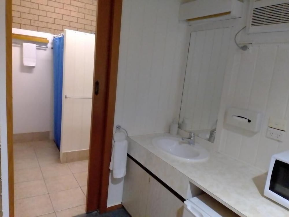 COUNTRY HOME MOTOR INN 28/28