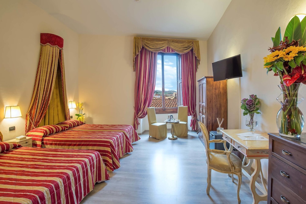 Paris Hotel 24/74