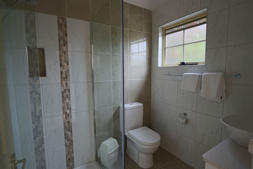 2 Bedrooms, Pier, Family, Cottage, 1 Queen and 3 Single Beds، Swansea Cottages & Motel Suites 3/3