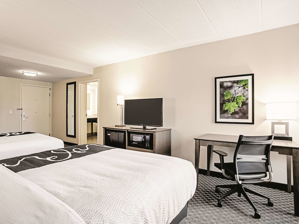La Quinta Inn & Suites by Wyndham Baltimore N / White Marsh 14/46