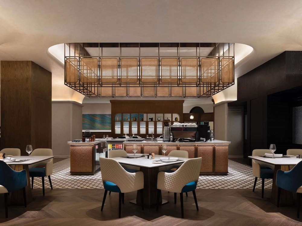 Sofitel Shanghai North Bund 43/60