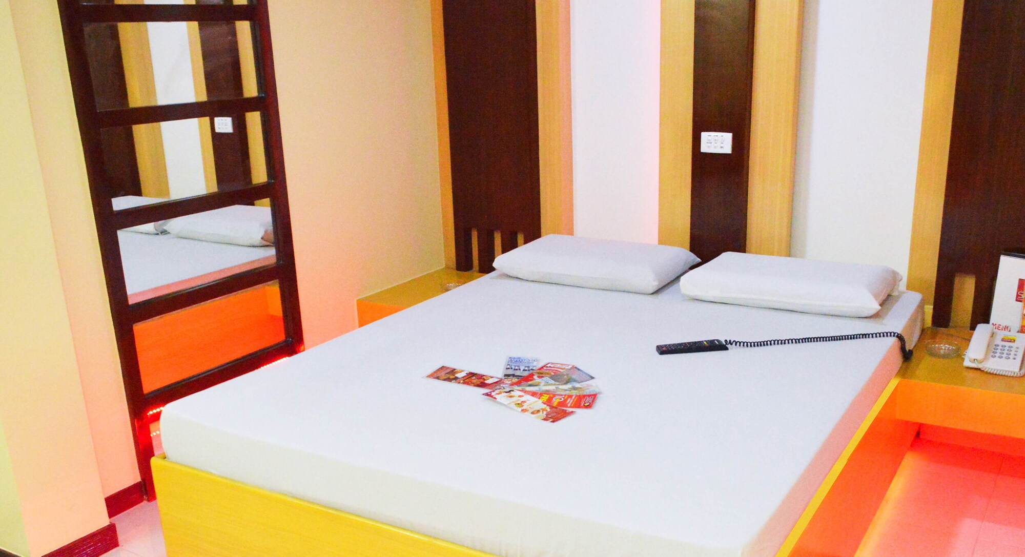 DELUXE, QUEEN BED