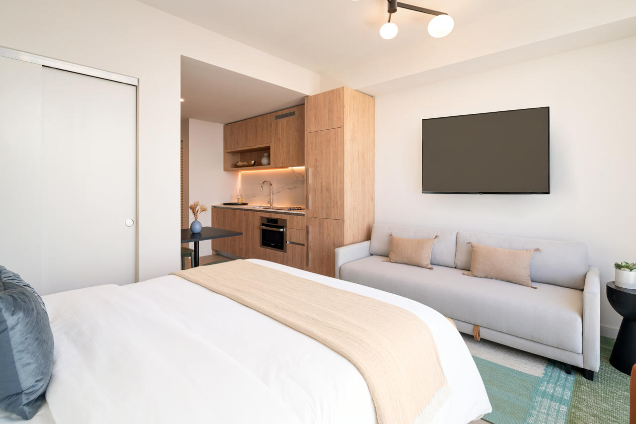 استوديو بسرير كوين، The Crosby Miami Worldcenter 6/10