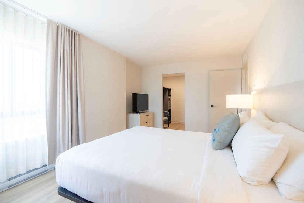 1 BEDROOM, MODERN, SUITE, QUEEN BED