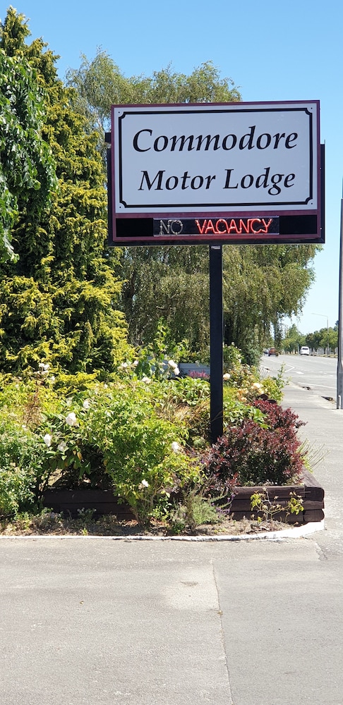 Commodore Motor Lodge 2/58