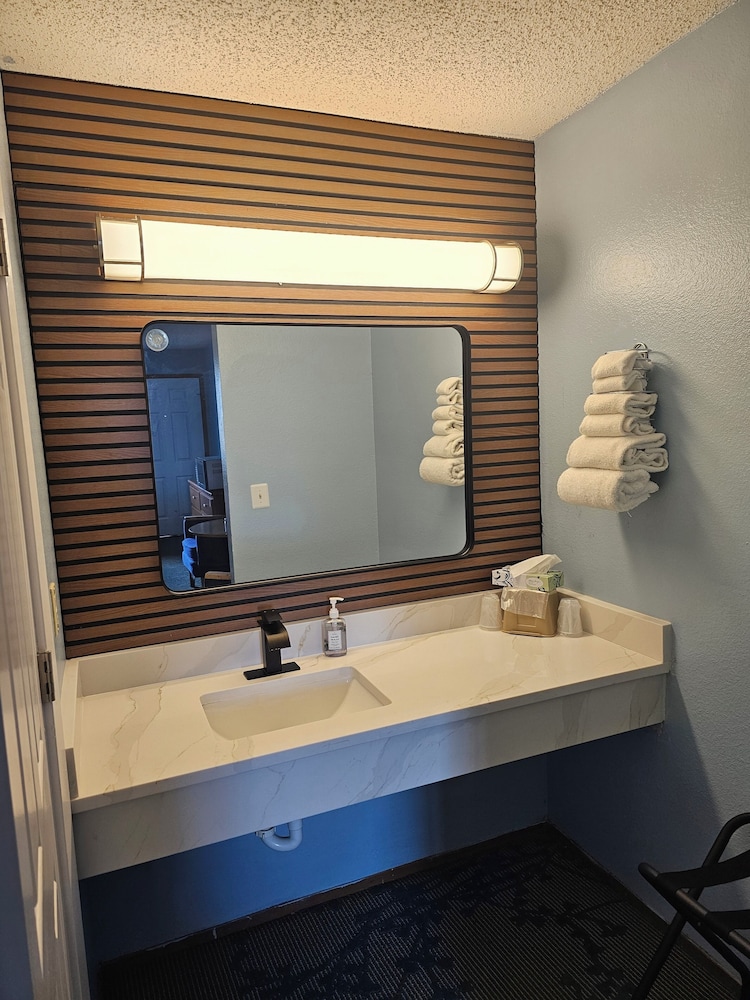 Sumner Motor Inn 53/55