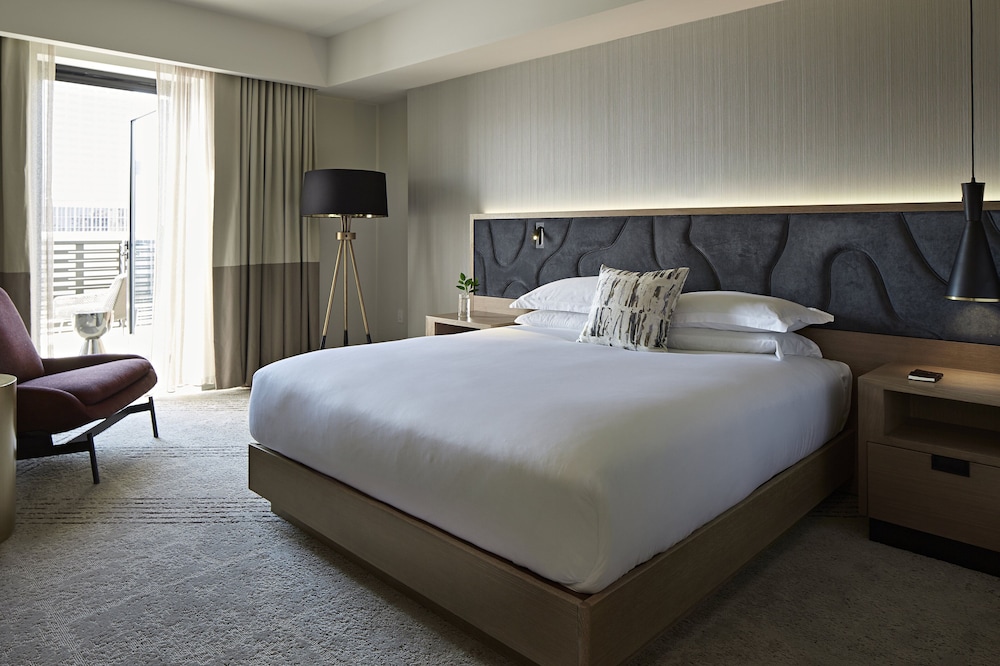 PREMIUM, KING BED, WITH VIEW, BALCONY