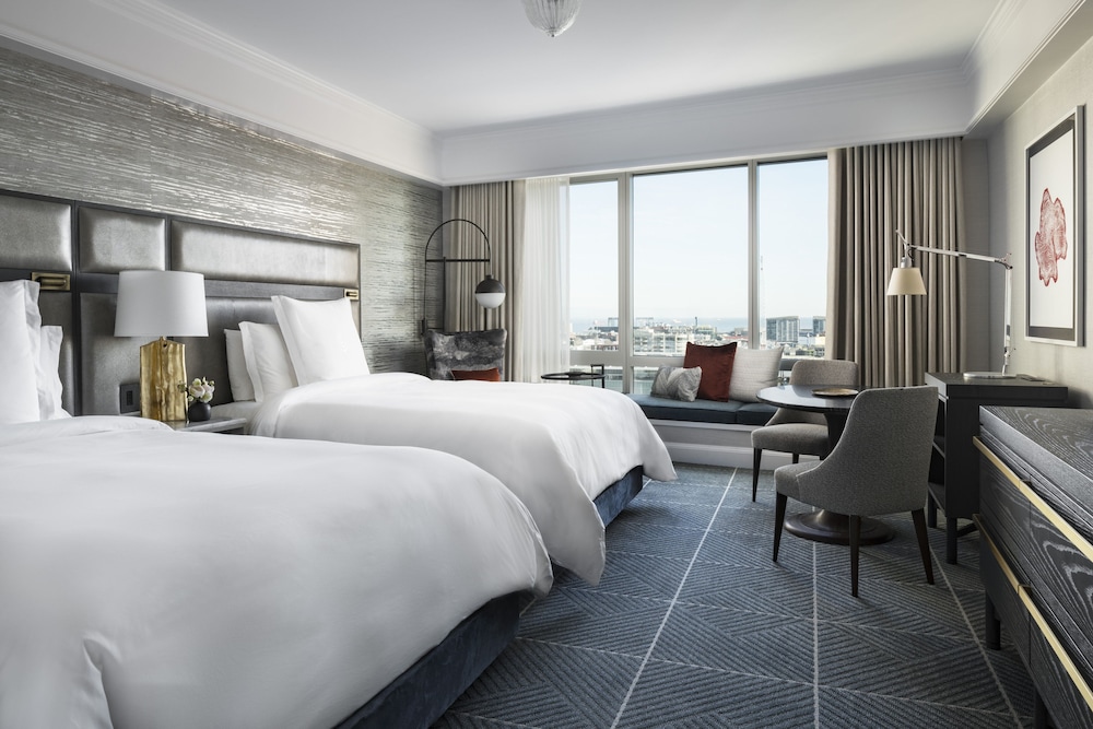 DELUXE, 2 QUEEN BEDS, CITY VIEW