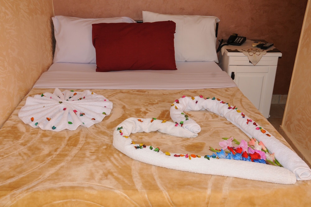 Osiris Hotel 50/50