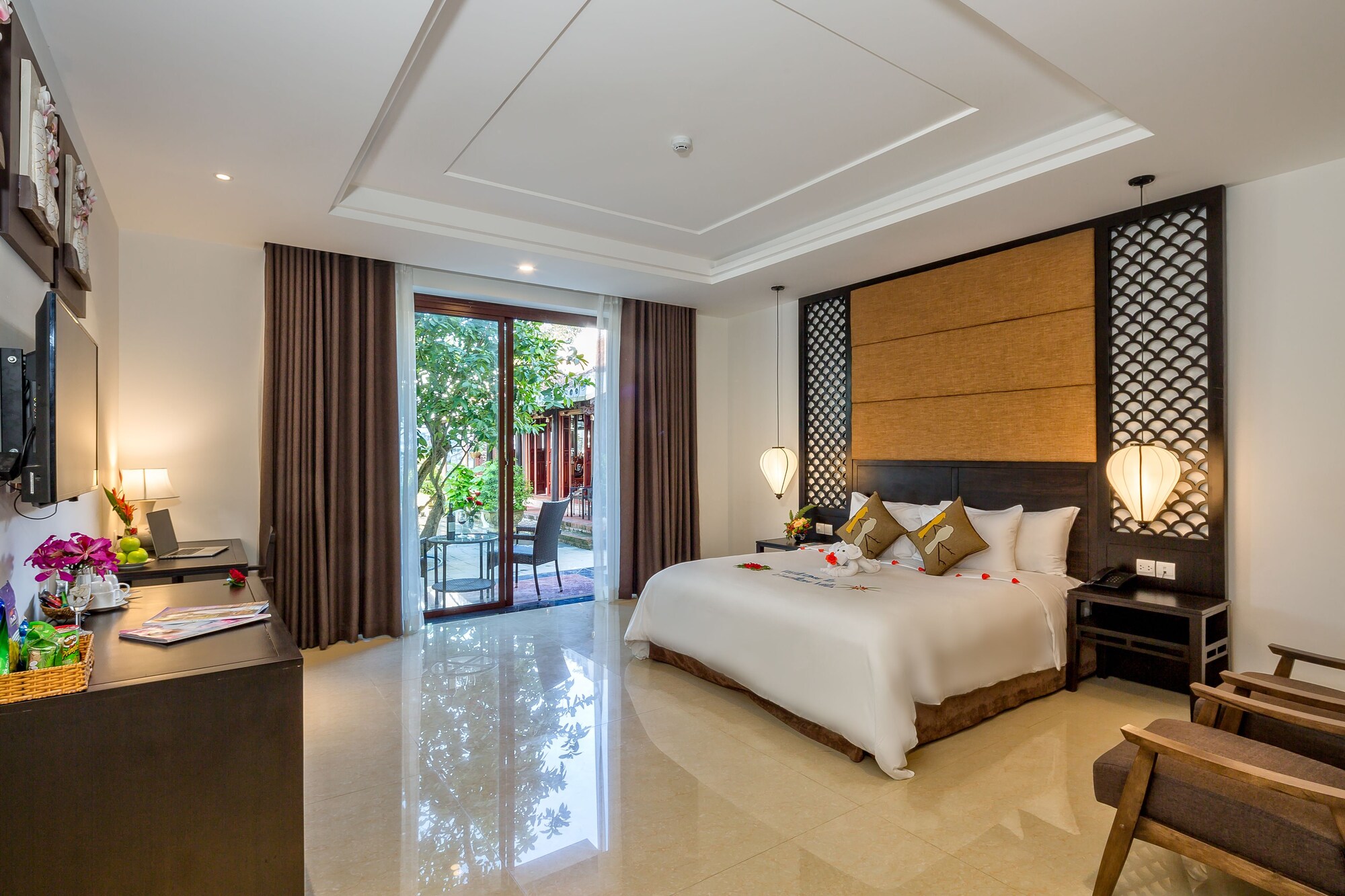 DELUXE, KING BED, CITY VIEW