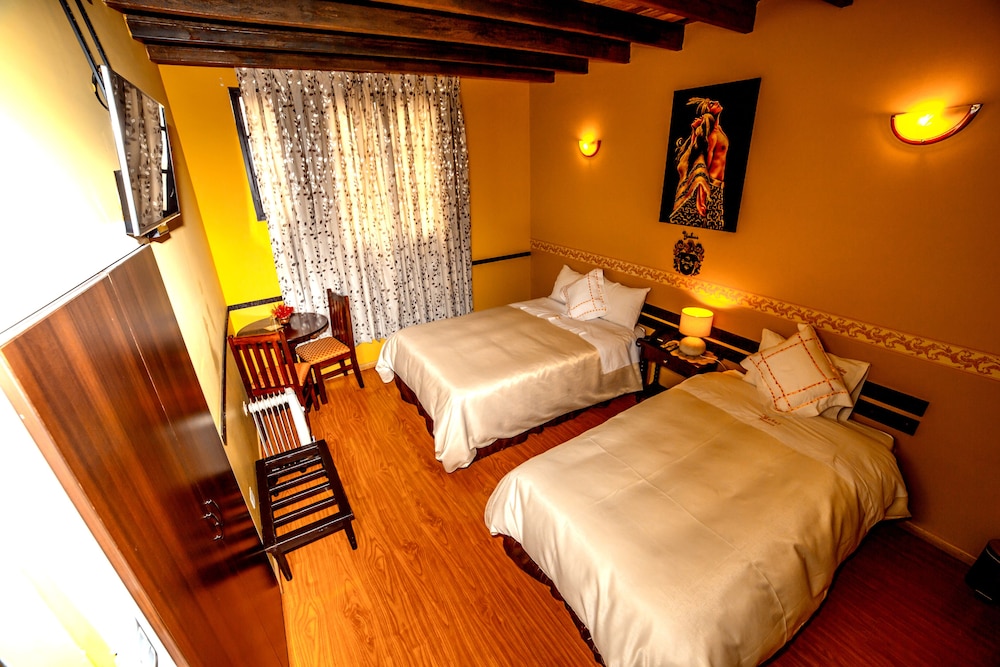 ROOM, TWIN BEDS