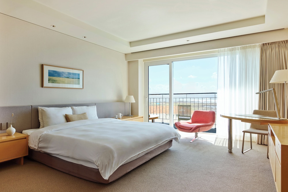 DELUXE, KING BED, SEA SIDE