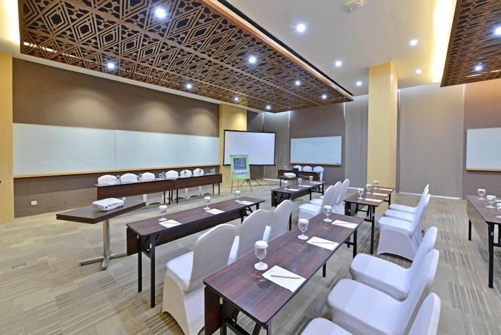 Whiz Prime Hotel Khatib Sulaiman Padang 13/18