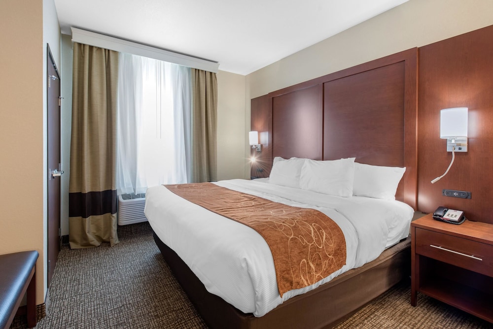 SUITE, KING BED, SOFA