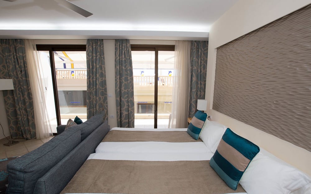 Perla Gris Aparthotel 20/68