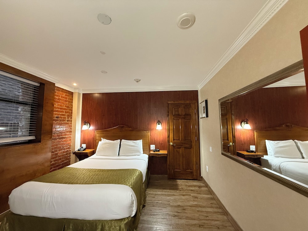 CLASSIC, QUEEN BED, CORNER, ACCESSIBLE