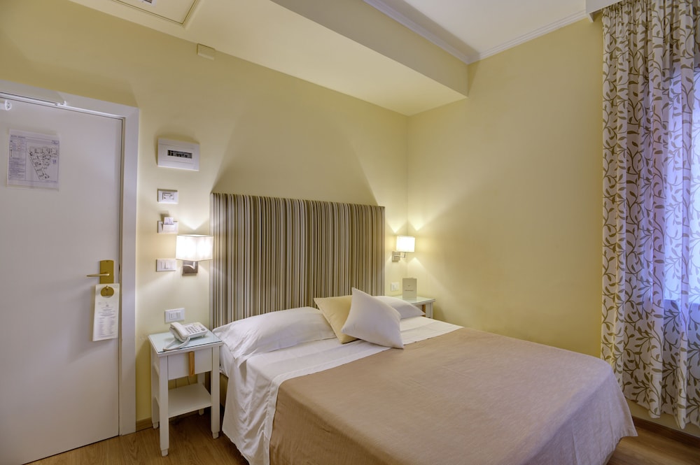 ROOM, DOUBLE BED