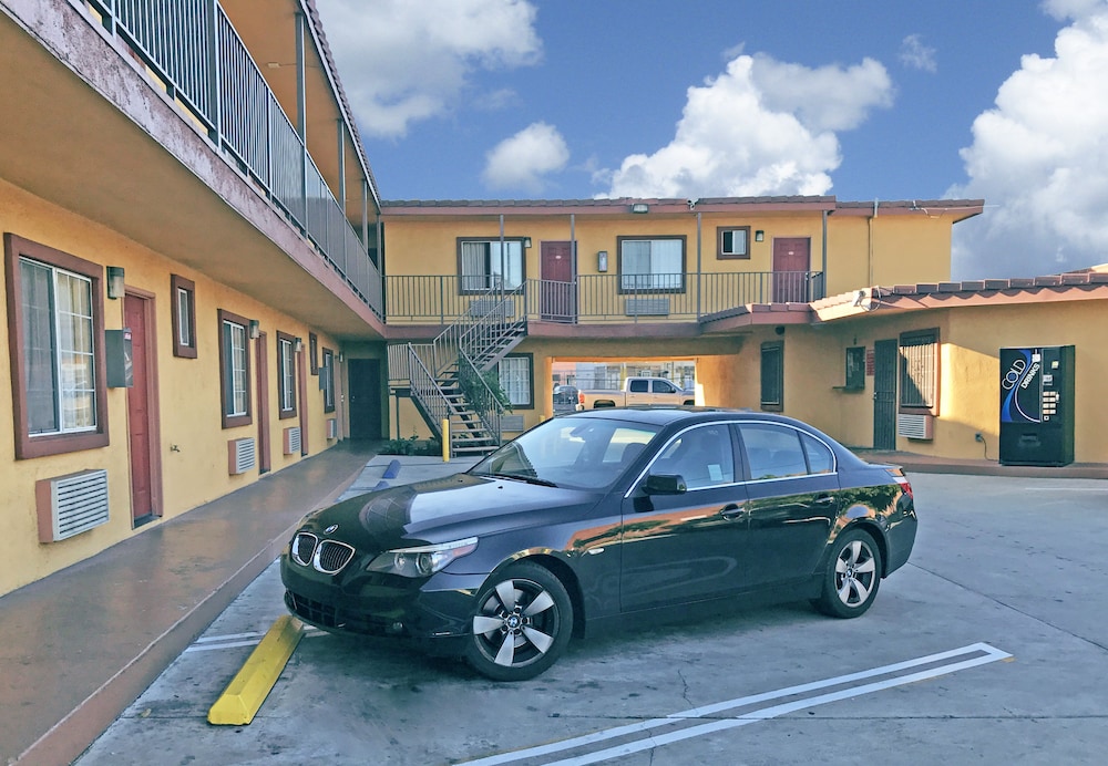 Satellite Motel 41/49