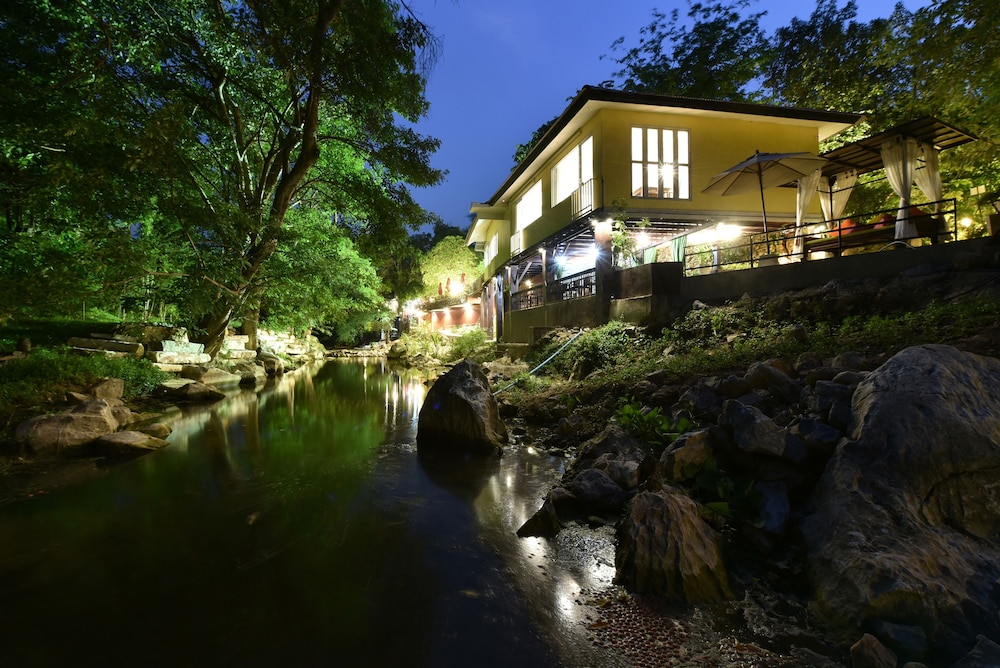Zantiis Ndol Villas 63/66