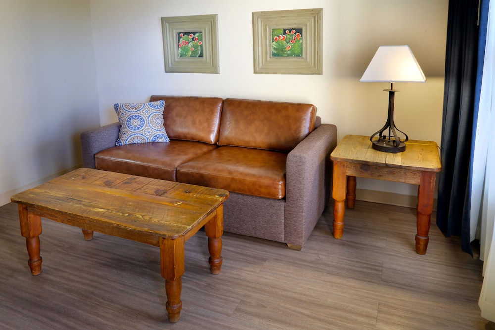 Days Inn Suites Llano 24/36