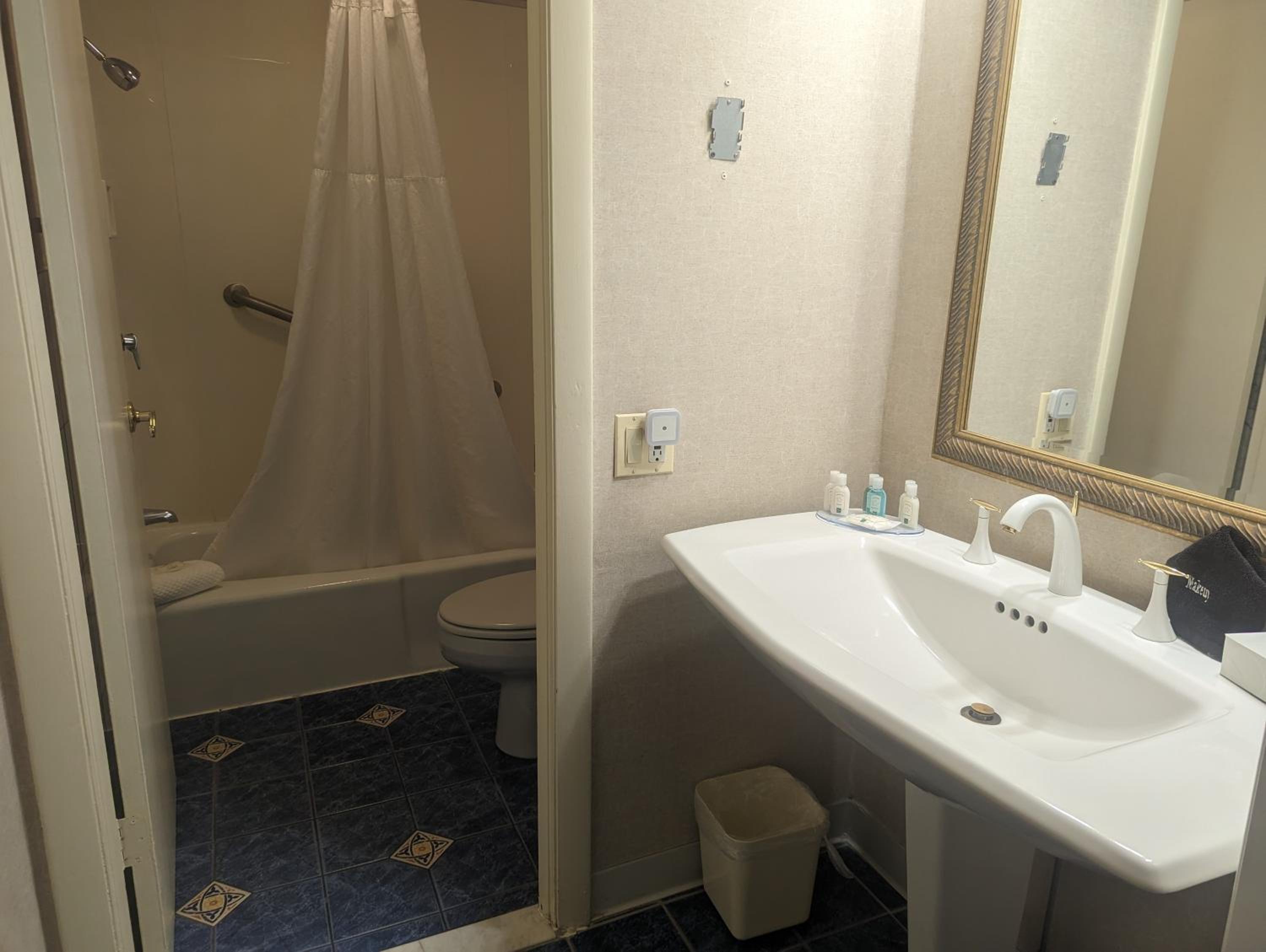 جناح خارجي بسرير كينج، Quality Inn and Suites Northampton Amherst 2/3