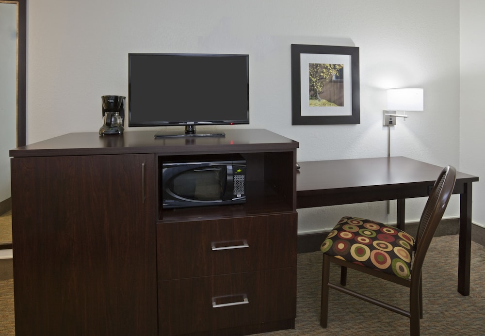Fargo Inn and Suites 32/34