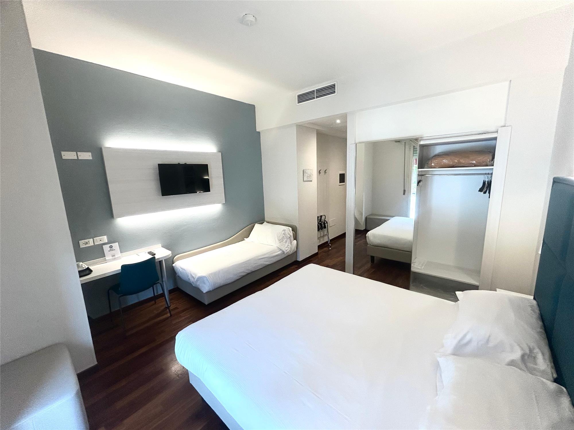 Super, King Bed, Sofa