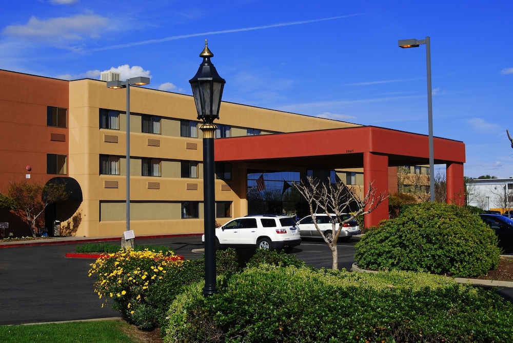 Oxford Suites Redding 7/64