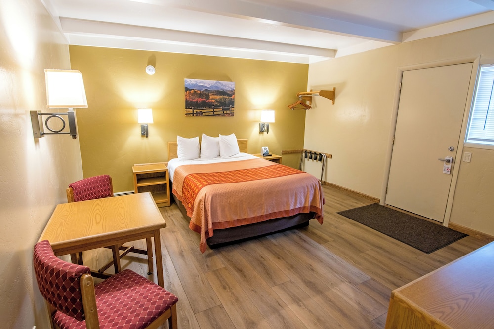 Glenwood Springs Cedar Lodge 13/48