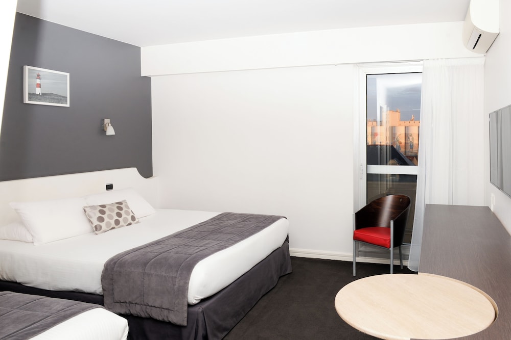 غرفة عائلية ثلاثية بثلاثة أسرّة، Kyriad Prestige Les Sables D Olonne Plage Centre Des Congres 3/8