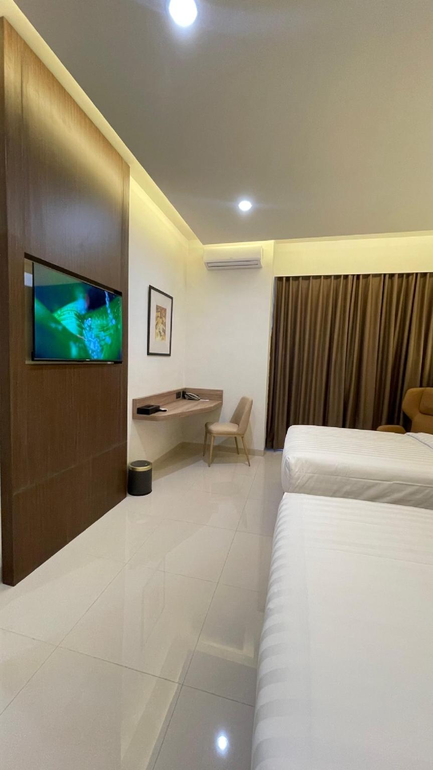 New Deluxe, Twin Beds