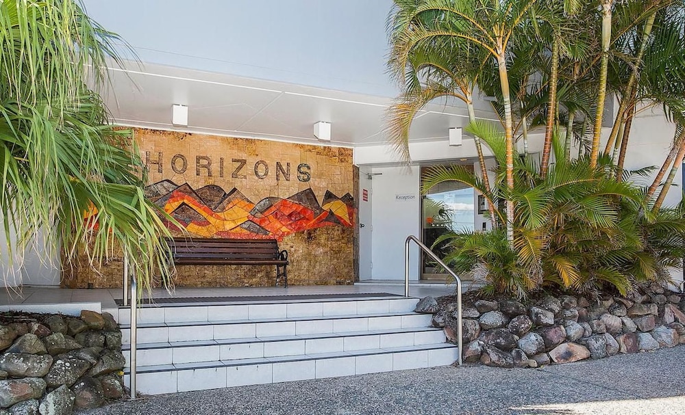HORIZONS HOLIDAY APARTMENTS 8/79