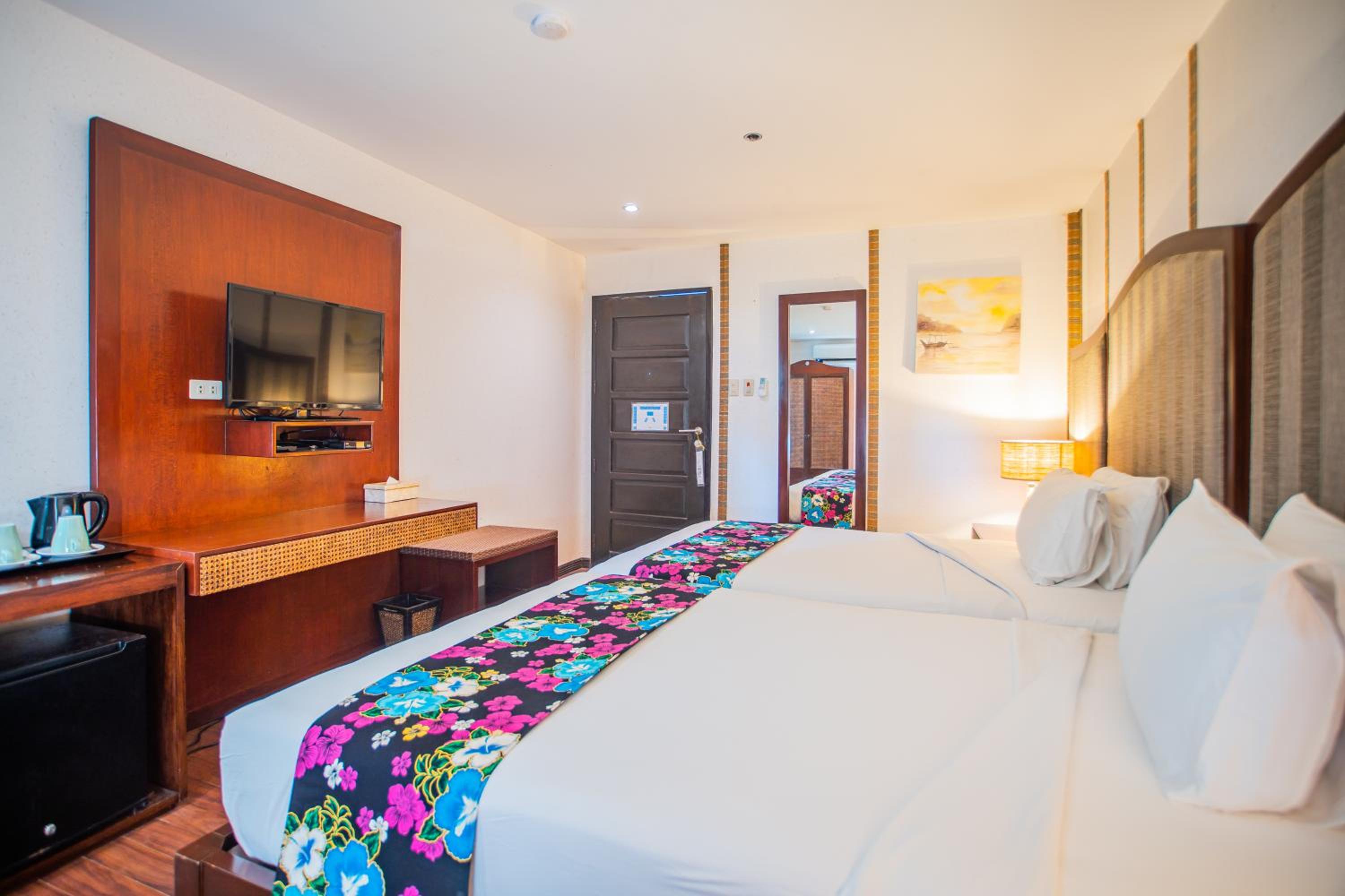 Deluxe, Double Bed, Pool and Ocean View, Club Agutaya 3/6