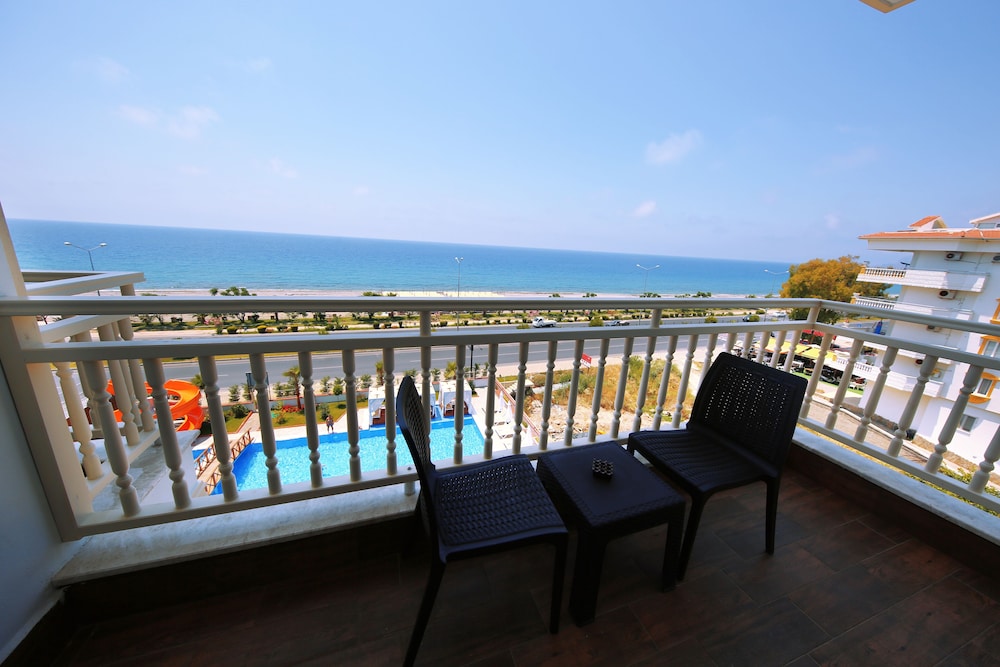 Sey Beach Hotel & Spa 46/50