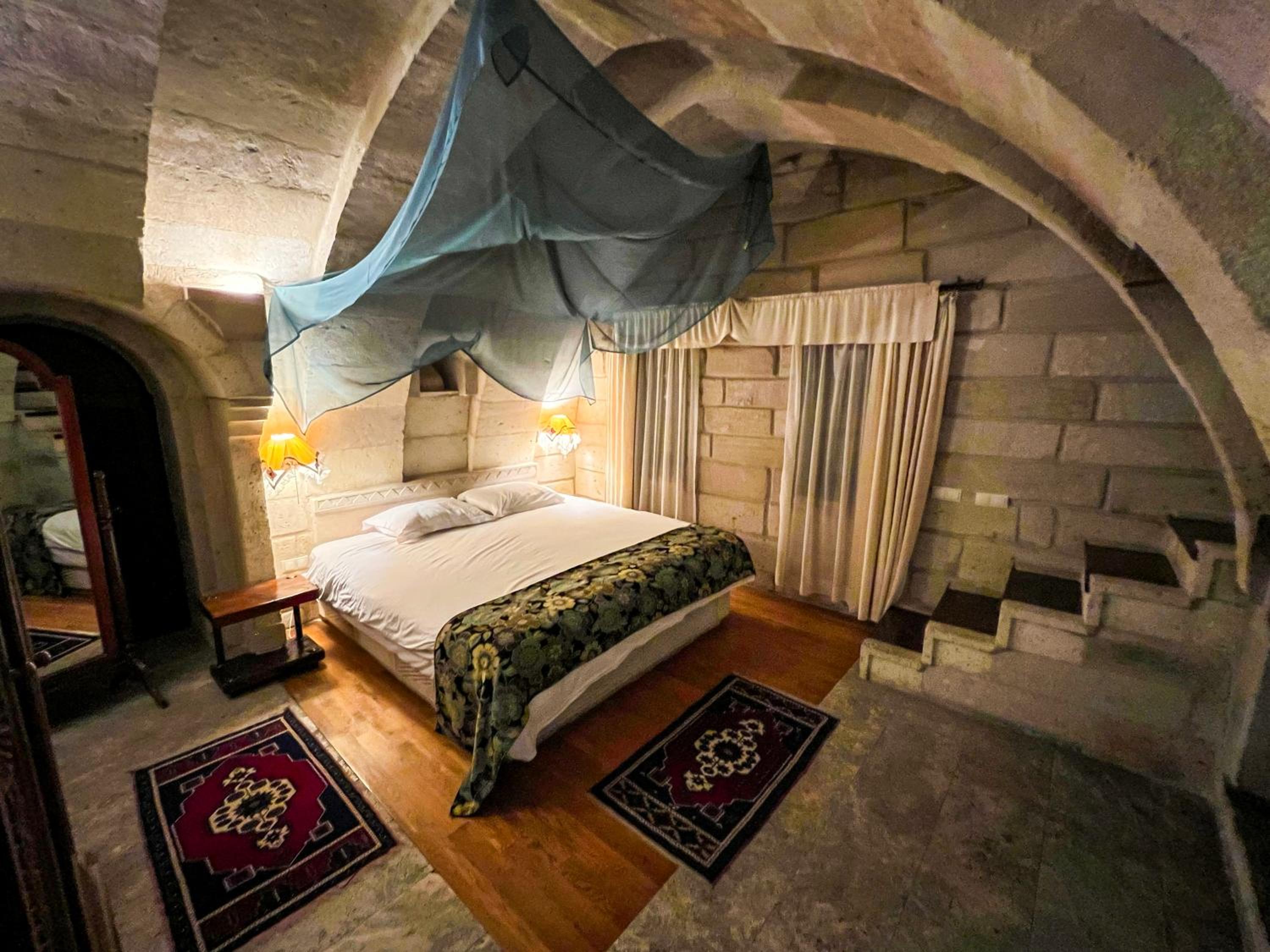 Cave, Presidential, Suite, King Bed