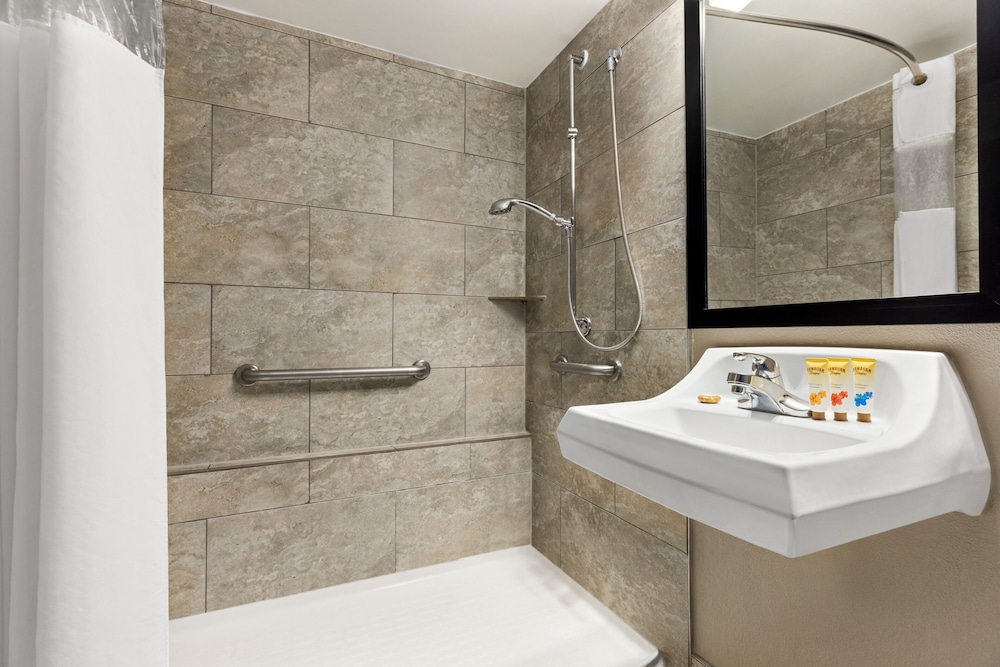 IBAN Dallas Park Central Hotel, Trademark by Wyndham 23/24