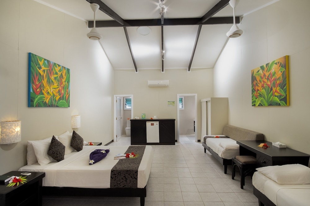 Standard, Queen and Twin Beds, Pool Side