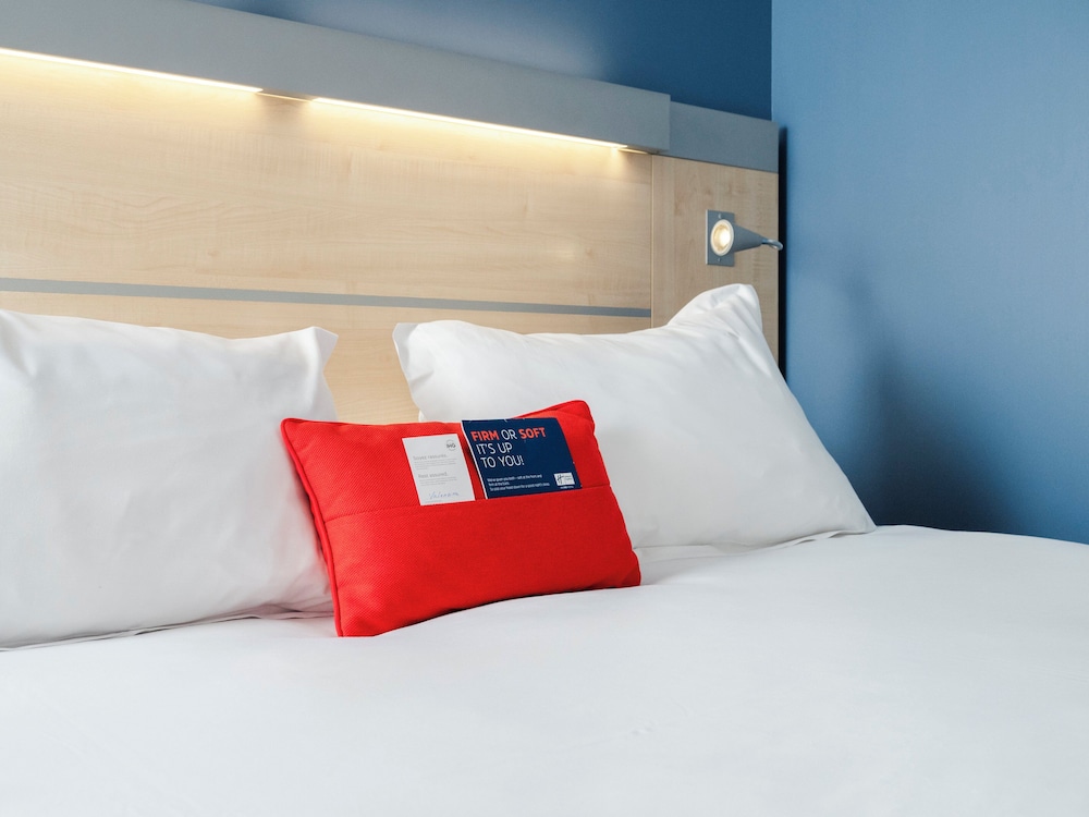 HOLIDAY INN EXPRESS SAINT NAZAIRE 35/76