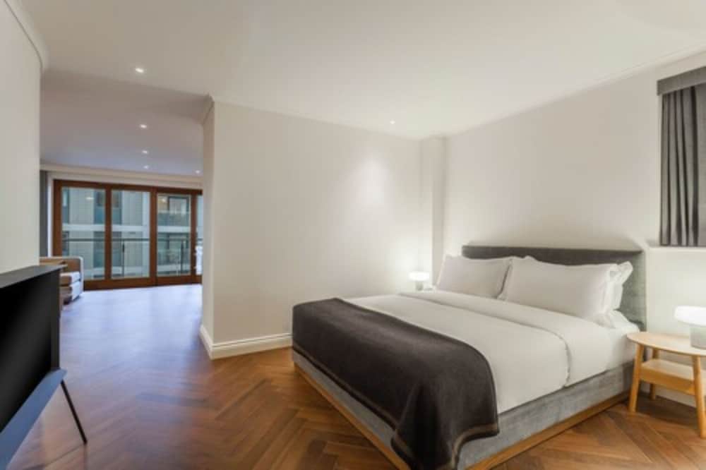 Studio, House, Queen Bed